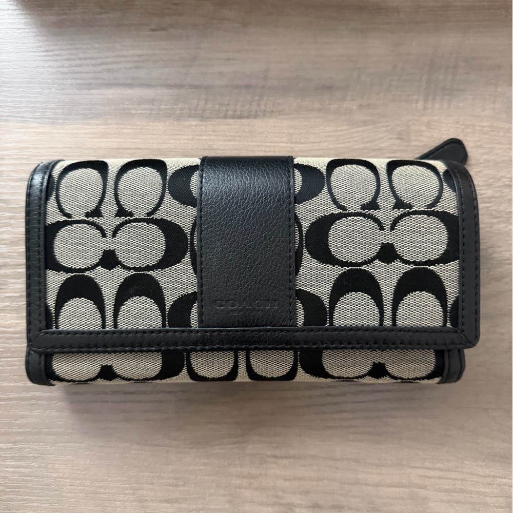 Coach Signature Black and Cream Wallet